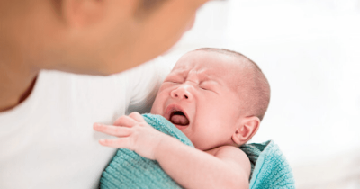 Penyebab Bayi Muntah Kuning yang Perlu Mama Ketahui